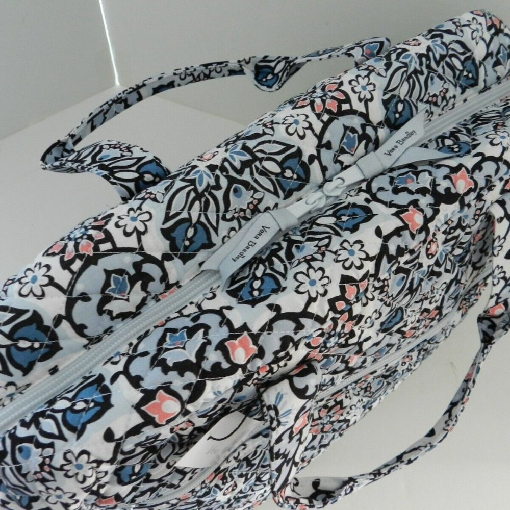 🎉HP🎉Vera Bradley Grand Traveler in Lisbon Medallion - Picture 4 of 7